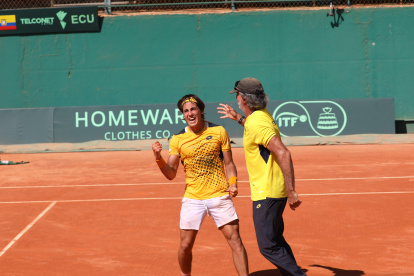 Guillén celebró con su entrenador el triunfo del primer partido.