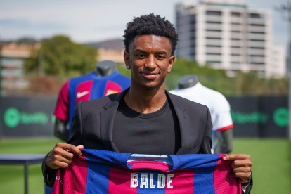 Balde junto a la nueva fecha de su contrato.