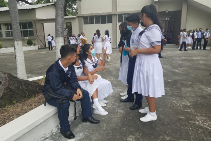 ESTUDIANTES REUNIDOS EN EL PATIO DE LA INSTITUCIÓN EDUCATIVA |