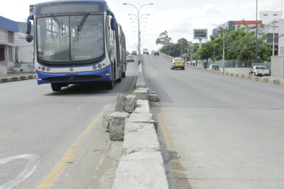 PUENTE A DESNIVEL: La fotografía muestra la estructura desprendida del parterre que separa los carriles del puente a desnivel de la av. Carlos Julio Arosemena a la altura de Las Monjas. Este espacio es ocupado por los articulados de la metrovía, que podrían chocar con los restos. Foto denuncia- Subida Puente Las Monjas 26 febrero del 2016 Brenda Figueroa Agencia (ag-expreso)