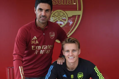 El Norugo firmó en compañía de Mikel Arteta.