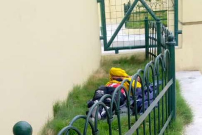 Reclamo. Personas son captadas dormidas en los exteriores del mercado.