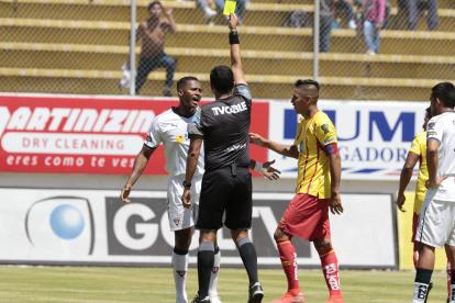 JUGADORES DE LIGA DE QUITO Y AUCAS | ÁRBITRO MOSTRANDO TARJETA AMARILLA A JUGADOR DE LIGA DE QUITO |


Valencia de Liga de Q. es expulsado ante Aucas. 08 de septiembre del 2019 Agencia ( ag - expreso ag extra ) FÚTBOL