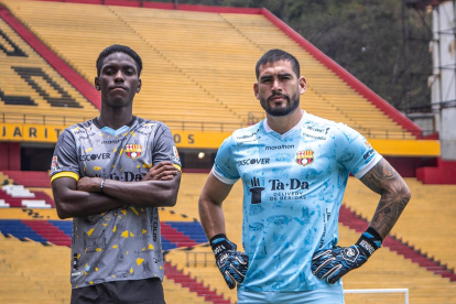Allen Obando y Victor Méndoza posan con las nuevas camisetas conmemorativas.