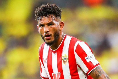 El colombiano salió del encuentro por su molestia.