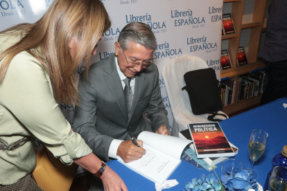 El autor de la obra se dio tiempo para firmar los ejemplares.