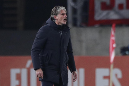 Fotografía de archivo, tomada el pasado 28 de julio, en la que se registró al entrenador del club ecuatoriano de fútbol Barcelona, el uruguayo Diego López.
