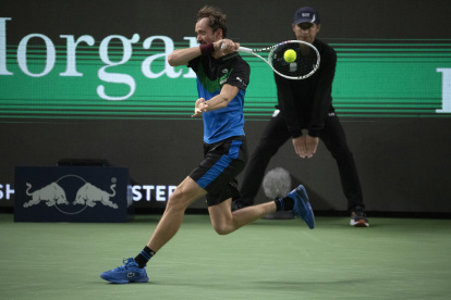 Shanghai (China), 07/10/2023.- Daniil Medvedev of Russia in action against Cristian Garin of Chile during their match at the Shanghai Masters tennis tournament, Shanghai, China, 07 October, 2023. (Tenis, Rusia) EFE/EPA/ANDRES MARTINEZ CASARES