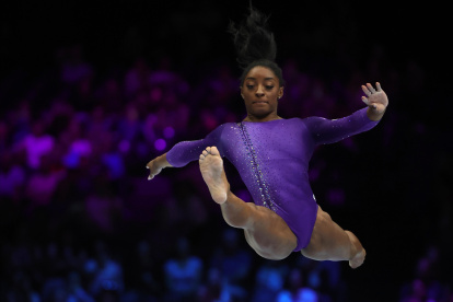 Antwerp (Belgium), 08/10/2023.- Simone Biles of the US performs in the Women"s Balance Beam Final at the Artistic Gymnastics World Championships in Antwerp, Belgium, 08 October 2023. (Bélgica, Amberes) EFE/EPA/OLIVIER MATTHYS