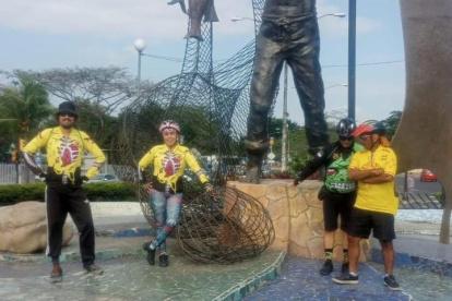 Ciclistas guayaquileños junto al monumento del Pescador.