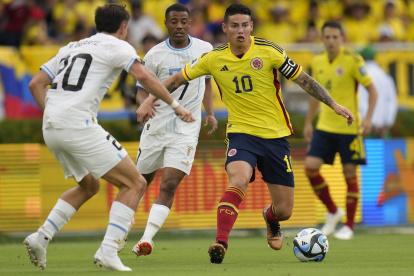 James Rodríguez (10), aunque fue el autor del primer gol colombiano, no pudo sostener el cotejo tras el buen juego con el que respondió la selección uruguaya.
