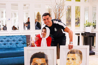 Cristiano Ronaldo tuvo la visita de una famosa pintora iraní y que es fan del astro portugués.