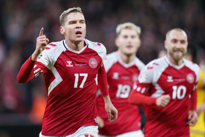 Copenhagen (Denmark), 14/10/2023.- Denmark"s Robert Skov celebrates after scoring the 2-0 goal during the UEFA EURO 2024 group H qualification soccer match between Denmark and Kazakhstan, in Copenhagen, Denmark, 14 October 2023. (Dinamarca, Kazajstán, Copenhague) EFE/EPA/Liselotte Sabroe DENMARK OUT
