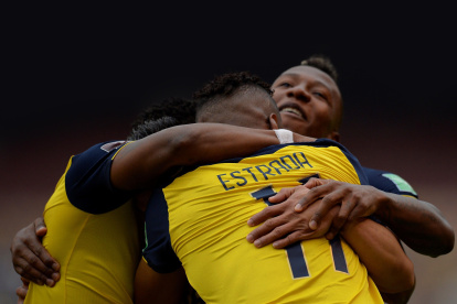 CDA101. QUITO (ECUADOR), 16/11/2020.- Michel Estrada de Ecuador celebra un gol hoy, en un partido de las Eliminatorias Sudamericanas para el Mundialde Catar 2022 entre las selecciones nacionales de Ecuador y Colombia en el estadio de LDU en Quito (Ecuador). EFE/Rodrigo Buendia POOL Ecuador - Colombia