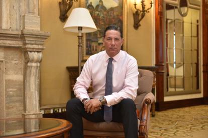 El comunicador, quien empezó en radio, es uno de los presentadores de noticias con mayor prestigio en Hispanoamérica.