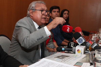 El abogado Gutemebrg Vera, padre del expresidente del CPCCS, Alembert Vera, es el denunciante.