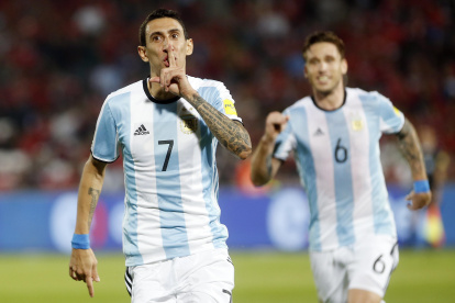 DI MARIA FESTEJA EL PRIMER GOL PARA ARGENTINA CH10. SANTIAGO DE CHILE (CHILE), 24/03/2016.- El jugador de Argentina Ángel Di María (i) celebra después de anotar contra Chile hoy, jueves 24 de marzo de 2016, en un partido de las eliminatorias para el mundial de Rusia 2018 en el estadio Nacional Julio Martínez Prádanos, en Santiago de Chile (Chile). EFE/SEBASTIÁN SILVA CHILE FÚTBOL RUSIA 2018