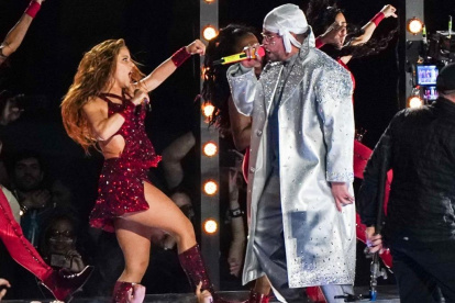 Shakira y Bad Bunny, en el momento de su actuación en la Super Bowl.
