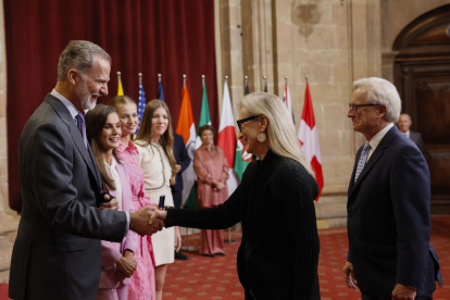 Los reyes Felipe y Letizia, la princesa Leonor, y la infanta Sofía reciben en audiencia a la galardonada con el premio Príncesa de Asturias de las Artes, la actriz Meryl Streep.