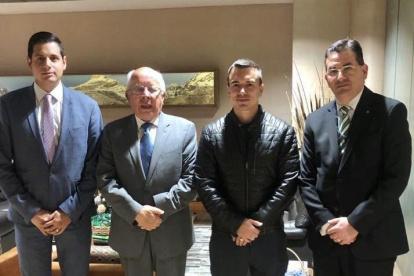 El presidente electo, Daniel Noboa (c), junto al embajador de Ecuador en Colombia (i).