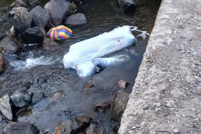 Hecho. Un cuerpo embalado fue abandonado en un riachuelo.