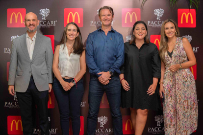 Juan Carlos Díaz- Granados, director ejecutivo de la Cámara de Comercio de Guayaquil, Carla Barbotó y Santiago Peralta, CEO de Paccari; Gina Castagneto, gerenta general de Arcos Dorados Ecuador; y la presentadora de noticias Estéfani Espín.
