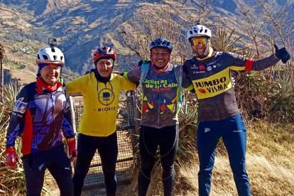 El equipo de Ciclistas de la Calle conquistando la ruta.