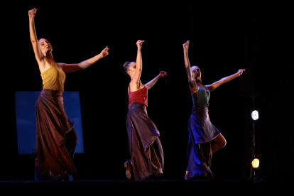 n el escenario, el movimiento y el espacio sonoro crean una atmósfera atemporal en un universo donde conviven la tradición con formas musicales y movimientos contemporáneos y la danza de autor desde el neofolk al flamenco, encajando un relato preciso y armonioso.