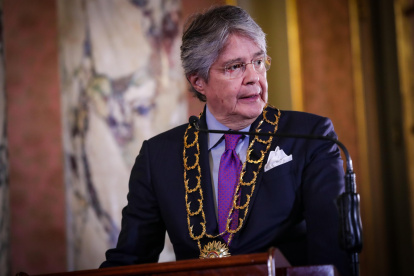 El presidente Guillermo Lasso viajó a Perú con una nutrida comitiva militar.