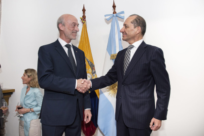 El embajador Eduardo Acevedo Díaz y  el canciller subrogante Carlos Larrea.