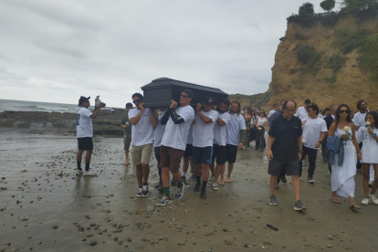 El féretro con los restos de Israel tuvieron una pequeña ceremonia a la orillas del mar.