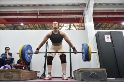 La pesista olímpica retomó recientemente los entrenamientos debido a una lesión.