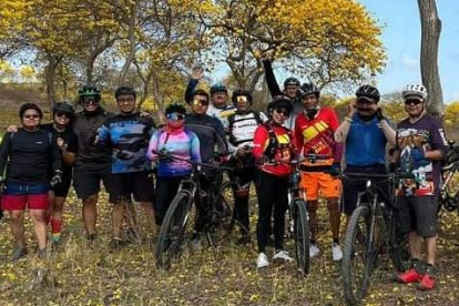 Parte de los integrantes del grupo de ciclistas Panas en Bici, en el atractivo turístico natural.