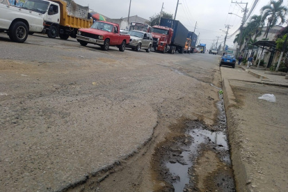 En la calle Honorato Vásquez este ese el escenario con el que deben lidiar los conductores, a diario.