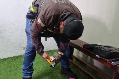 Miembros de la Policía tomando procedimiento tras la denuncia de los árbitros que encontraron en camerino el dinero.