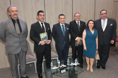 Melvin Hoyos, Raúl Ledesma, Carlos, Enrique y Pilar Estarellas Velásquez y Frank Hunter.