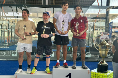 Bruno Panchana (d) en uno de sus últimos torneos, antes de integrar la selección ecuatoriana para el Mundial Junior de Pádel.