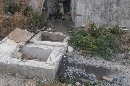 El agua sucia reboza de las alcantarillas y causa malestar en la comunidad.