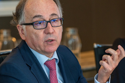 USA474. NUEVA YORK (ESTADOS UNIDOS), 13/11/2023.- El director ejecutivo de International Airlines Group (IAG), Luis Gallego, habla durante una conferencia de prensa hoy en Nueva York (Estados Unidos). El crecimiento de Madrid como "hub" de aviación con proyección mundial pasa por la adquisición de Air Europa, subrayaron este lunes en una rueda de prensa en Nueva York los máximos ejecutivos de IAG, Luis Gallego, y de Iberia, Fernando Candela. EFE/ Ángel Colmenares