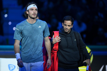 Turin (Italy), 14/11/2023.- Stefanos Tsitsipas (L) of Greece retires during his match against Holger Rune of Denmark at the Nitto ATP Finals tennis tournament in Turin, Italy, 14 November 2023. (Tenis, Dinamarca, Grecia, Italia) EFE/EPA/ALESSANDRO DI MARCO