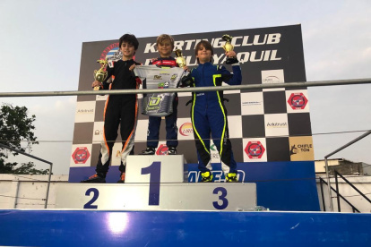 Alejandro Taleb (c) y Santiago Saab (i) fueron los protagonistas de la octava y penúltima fecha del Campeonato Provincial de Karting, en Guayaquil.