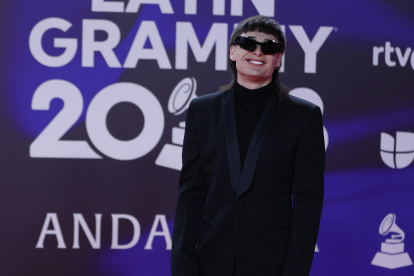 Peso Pluma impuso su estilo, también al vestir, en la gala de los Latin Grammy.