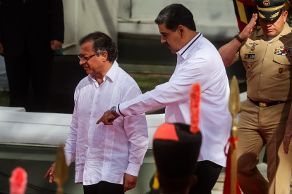 AME7736. CARACAS (VENEZUELA), 18/11/2023.- El Presidente de Venezuela, Nicolás Maduro (d), recibe al presidente de Colombia, Gustavo Petro (i) hoy, en Caracas (Venezuela). El presidente de Colombia, Gustavo Petro, llegó este sábado a Venezuela para participar en la Feria Internacional del Libro (Filven) y sostener una reunión privada con su homólogo venezolano, Nicolás Maduro, con quien prevé hablar sobre migración y los riesgos de una sequía en la región. EFE/ Miguel Gutiérrez