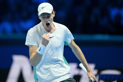 Turin (Italy), 18/11/2023.- Jannik Sinner of Italy gestures during his singles semi-finals match against Danil Medvedev of Russia at the Nitto ATP Finals tennis tournament in Turin, Italy, 18 November 2023. (Tenis, Italia, Rusia) EFE/EPA/Alessandro Di Marco *** Local Caption ***