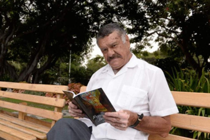 El poeta y ensayista José Villacreses Vinueza ha publicado una "Antología General".