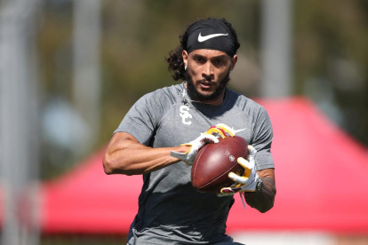 Talanoa Hufanga, Pro Bowl 2022, sufrió un desgarro del ligamento cruzado anterior de la rodilla derecha.