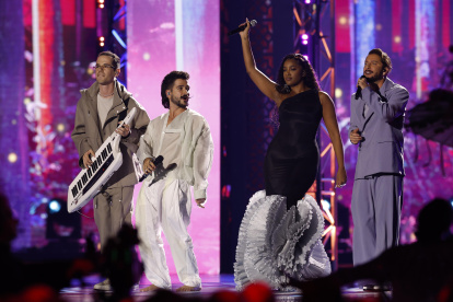 El músico Edgar Barreda y los cantantes Camilo, Iza y Manu Carrasco durante su actuación en la gala anual de los Latin Grammy.