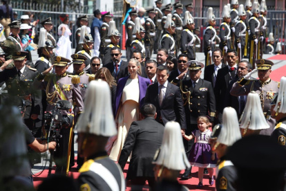 Daniel Noboa llegó de la mano de su esposa e hijos.