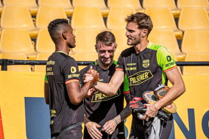 Javier Burrai de vuelta a los entrenamientos fue recibido por Fidel Martínez y Damián Díaz.