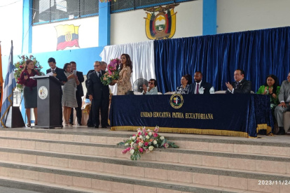 El ex director provincial del Guayas, Ivo Orellana, entrega un arreglo floral a la rectora Dolores Julia Cardoso.